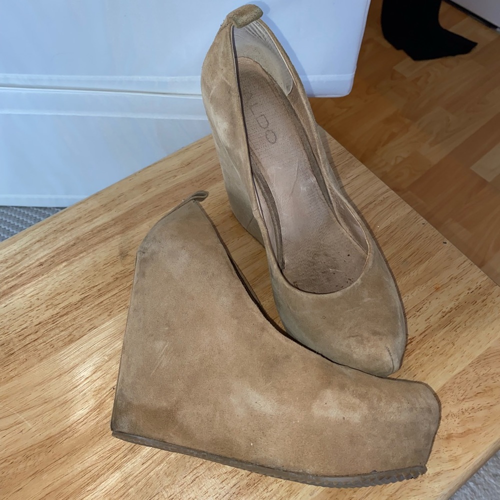 Aldo Taupe Suede platform shoe sz 8.